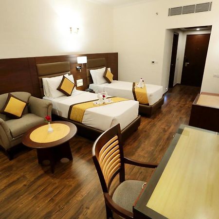 Hotel Meraden Grand Varanasi Dış mekan fotoğraf