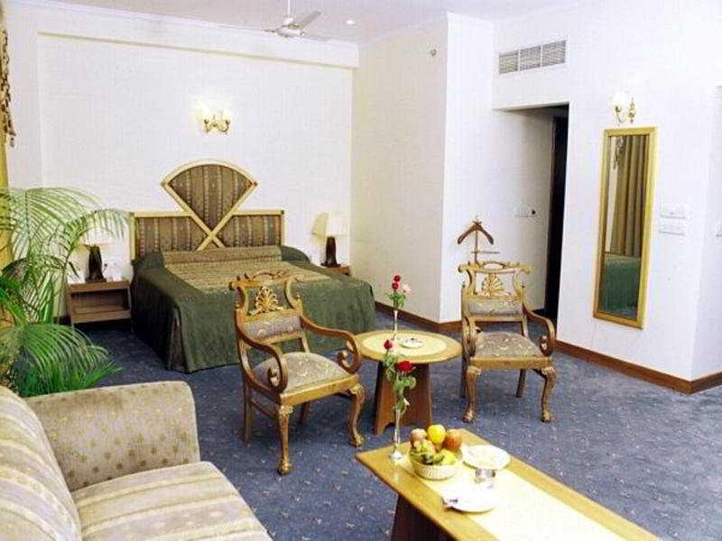 Hotel Meraden Grand Varanasi Dış mekan fotoğraf