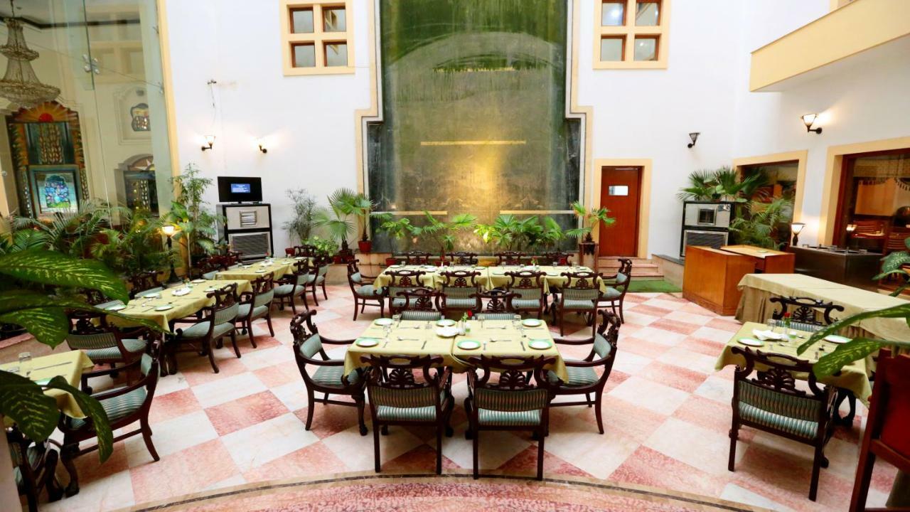 Hotel Meraden Grand Varanasi Dış mekan fotoğraf