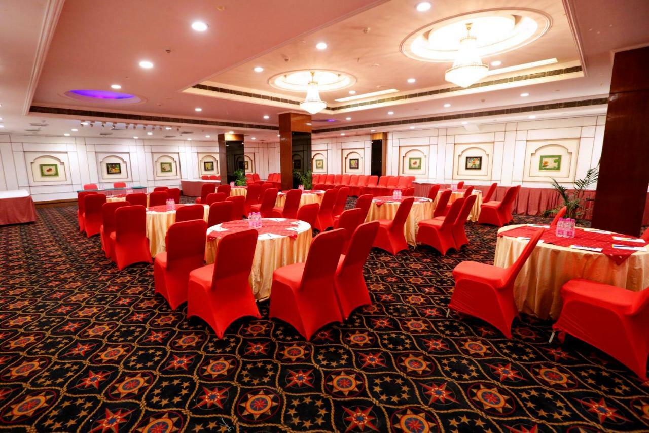 Hotel Meraden Grand Varanasi Dış mekan fotoğraf