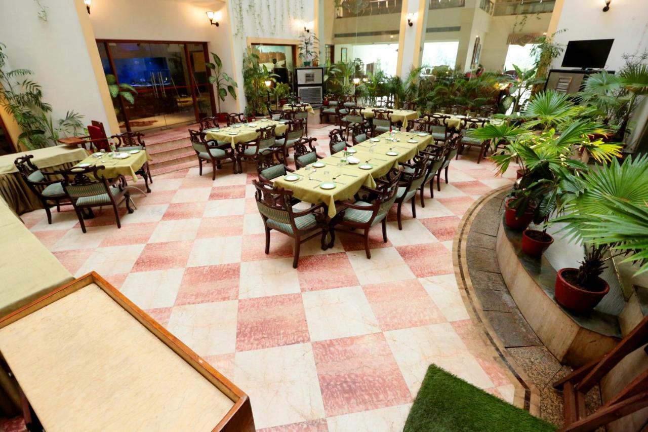 Hotel Meraden Grand Varanasi Dış mekan fotoğraf