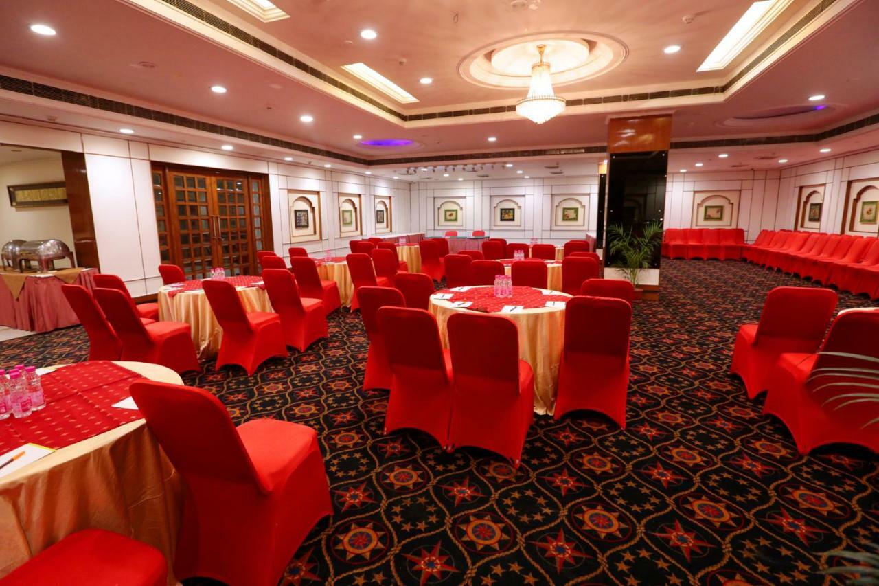 Hotel Meraden Grand Varanasi Dış mekan fotoğraf