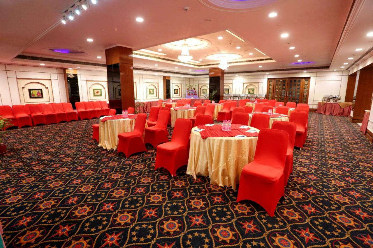 Hotel Meraden Grand Varanasi Dış mekan fotoğraf