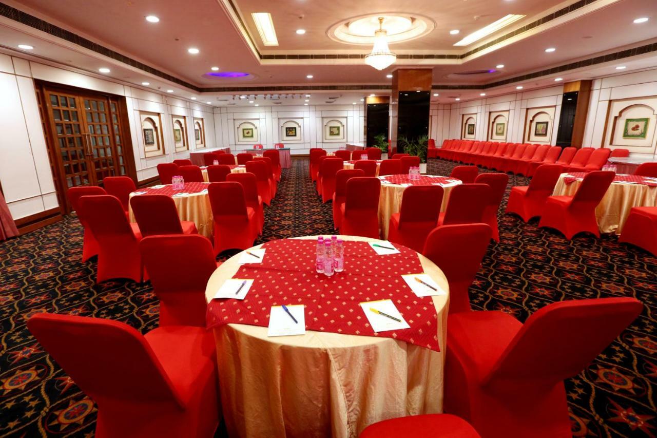 Hotel Meraden Grand Varanasi Dış mekan fotoğraf