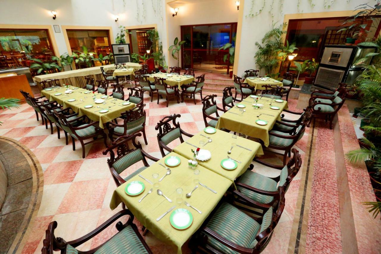 Hotel Meraden Grand Varanasi Dış mekan fotoğraf