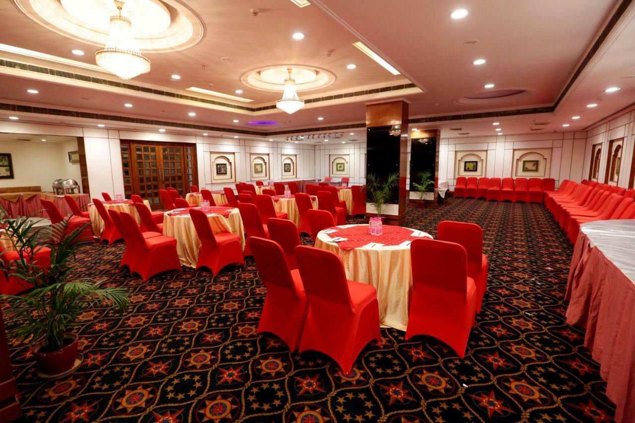 Hotel Meraden Grand Varanasi Dış mekan fotoğraf