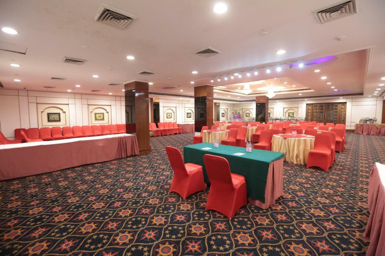 Hotel Meraden Grand Varanasi Dış mekan fotoğraf